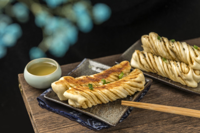 一盘传统面食粘卷子贴卷子特写