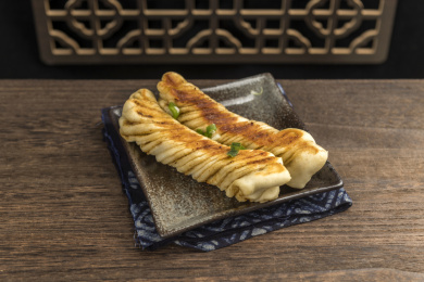 一盘传统面食粘卷子贴卷子特写