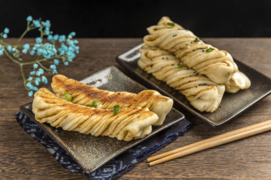 一盘传统面食粘卷子贴卷子特写