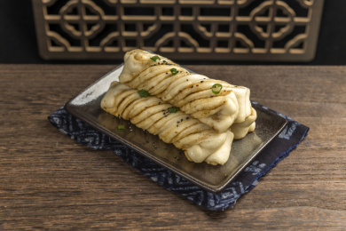 一盘传统面食粘卷子贴卷子特写