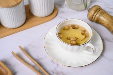 桌面上的杯子里的干爽清香的玳玳花茶