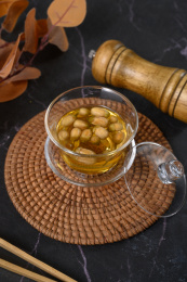 桌面上的杯子里的干爽清香的玳玳花茶