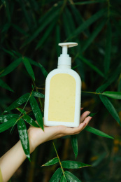 亚洲汉服美女拿着沐浴露