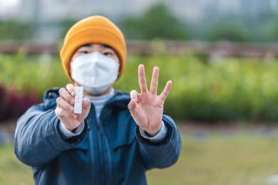 亚洲男性手持阴性抗原检测结果