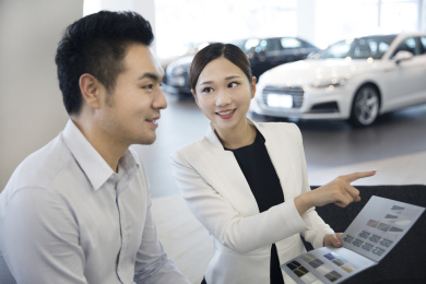 男子在4s店挑选新车