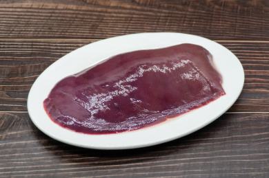 木桌背景一块新鲜猪肝