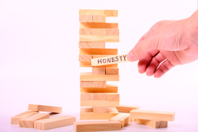 白色背景上的叠叠乐积木