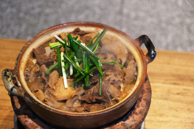 桌上一锅广式火锅打边炉的高视角特写