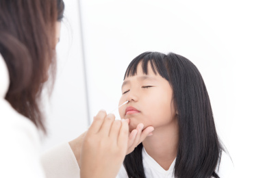 小女孩配合妈妈做抗原测试