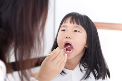 女孩张嘴配合做核酸检测