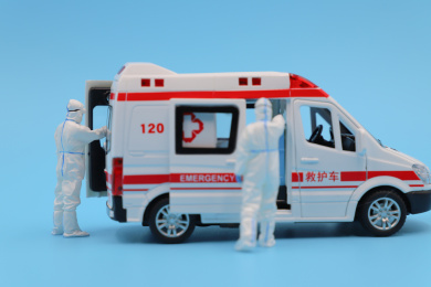 急救120救护车转运微缩模型创意概念