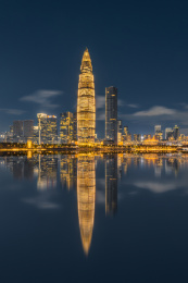 日落后深圳的城市灯光亮起，呈现绚丽的夜景