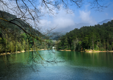 深山里的翠绿湖