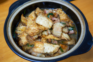 一道美味的中国菜，豆腐焖五花肉