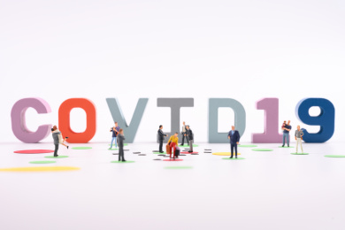 白色背景上的疫情传播微缩场景