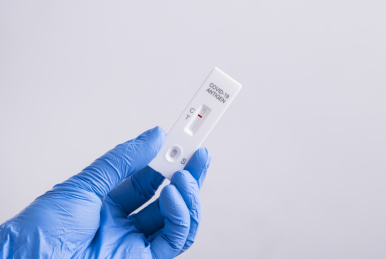 手上拿着的新冠抗原为阴性的自测盒