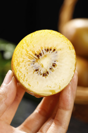黑底上放着佳沛奇异果