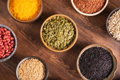 放在五谷食材中的一碗南瓜子仁