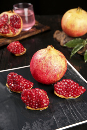 深底上的软籽石榴