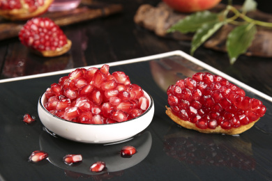 深底上的软籽石榴