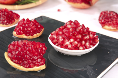 深底上的突尼斯石榴