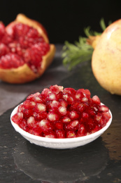 深底上的突尼斯石榴