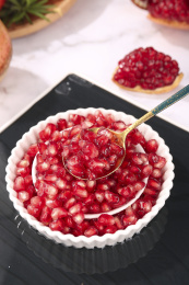 深底上的突尼斯石榴