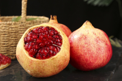 深底上的突尼斯石榴