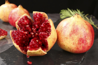 深底上的突尼斯石榴