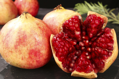 深底上的突尼斯石榴