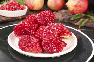 深底上的突尼斯石榴