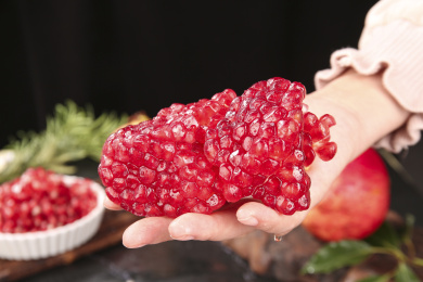 深底上的突尼斯石榴