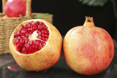 深底上的突尼斯石榴