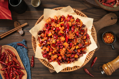 深色木板上摆放的辣子鸡丁