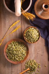 装在木盘中的南瓜子仁俯拍