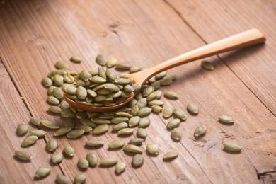 桌子上从木勺中散落的南瓜子仁