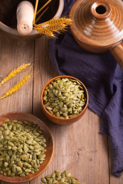 传统中式复古场景中装在木碗中的南瓜子仁