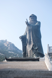 中国山东青岛崂山太清宫的巨大老子雕像