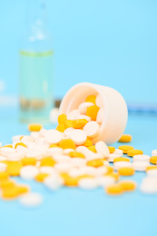 蓝色背景上维生素药片