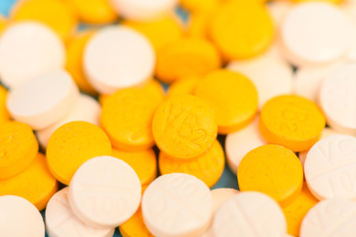 蓝色背景上维生素药片