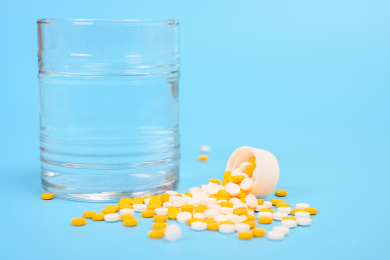 蓝色背景上维生素药片