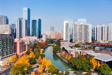 中国四川成都锦江两岸的城市风光航拍图