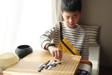 正在下围棋的中国小学生