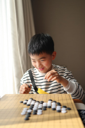正在下围棋的中国小学生