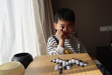 正在下围棋的中国小学生