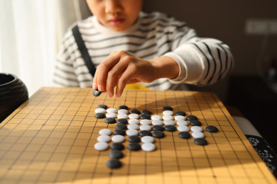 正在下围棋的中国小学生