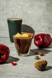 水泥纹路桌上有一杯苹果美式咖啡和一杯拿铁