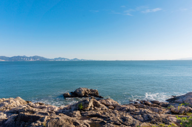 广东惠州大亚湾黄金海岸海上礁石风光