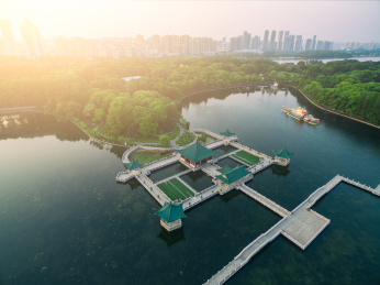 武汉东湖风景区听涛阁碧塘观鱼景区