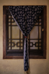 挂着碎花窗帘的古老木窗